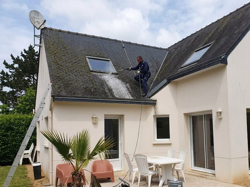 Travaux de démoussage et application de traitement hydrofuge sur toiture bretonne à Saint-Cast-le-Guildo