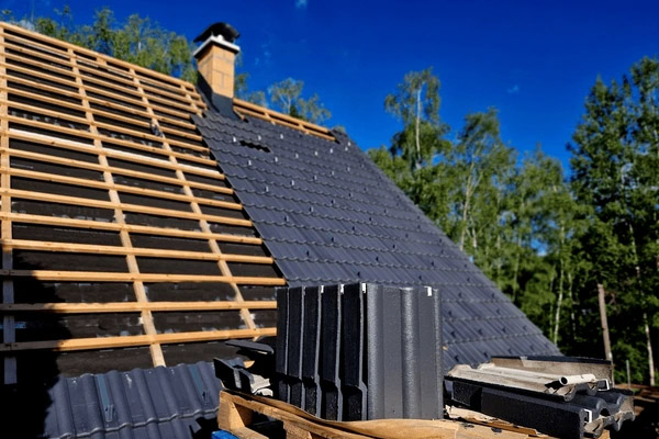Remplacement d'ardoises cassées et réfection de solin en plomb autour d'une cheminée