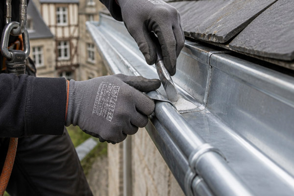 Installation de gouttière demi-ronde en zinc avec soudures traditionnelles par notre zingueur qualifié